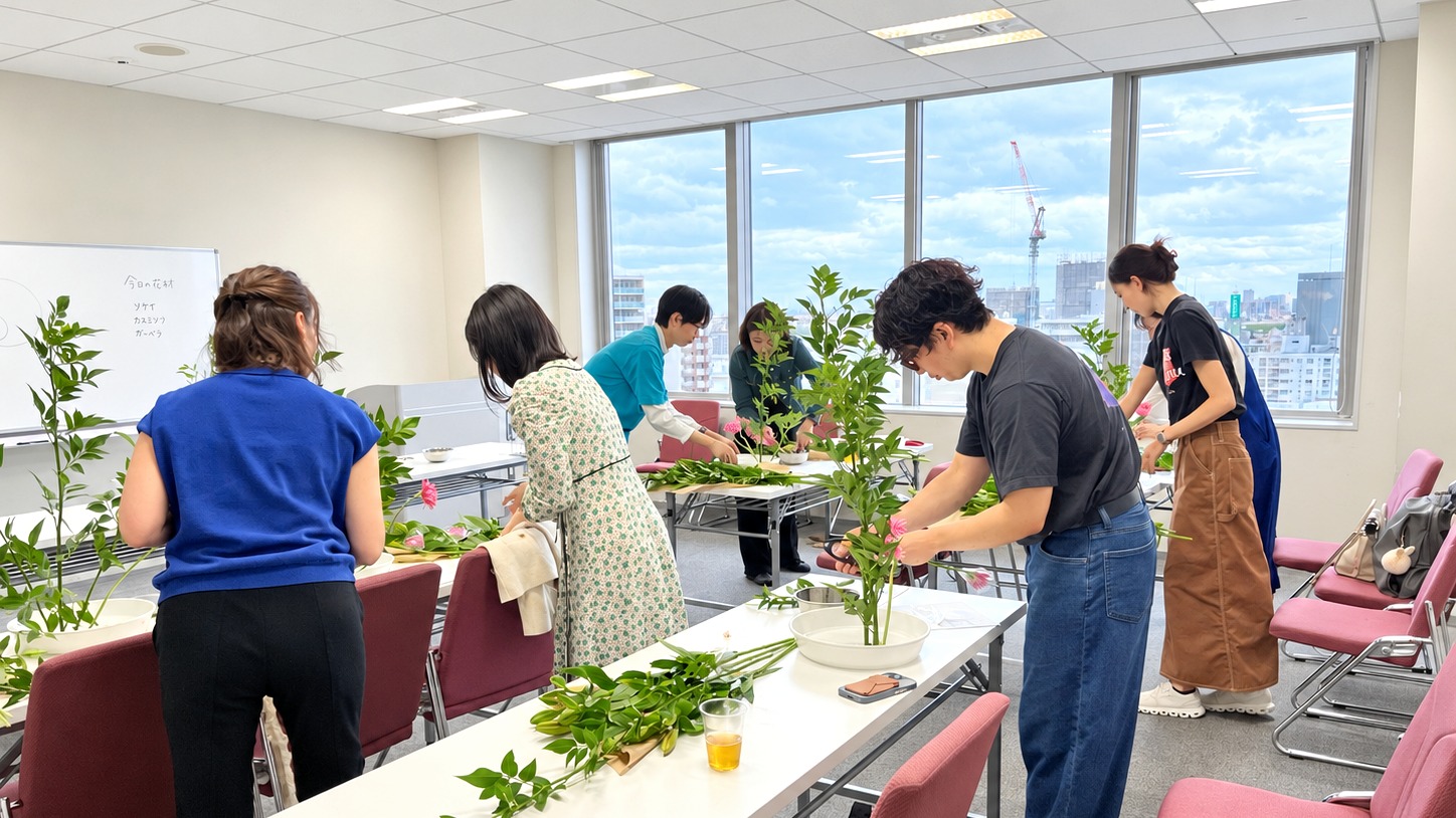 明るい教室で、それぞれ花をいけるレッスン参加者