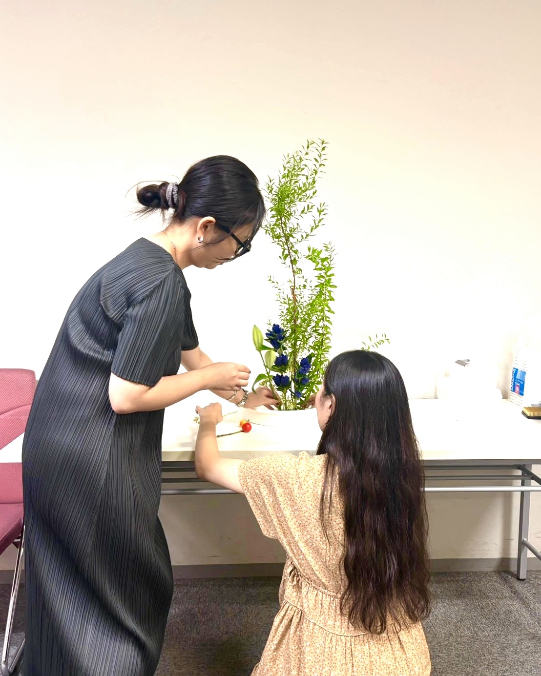 参加者の作品を見ながら個別にアドバイスする講師・阿部光泉